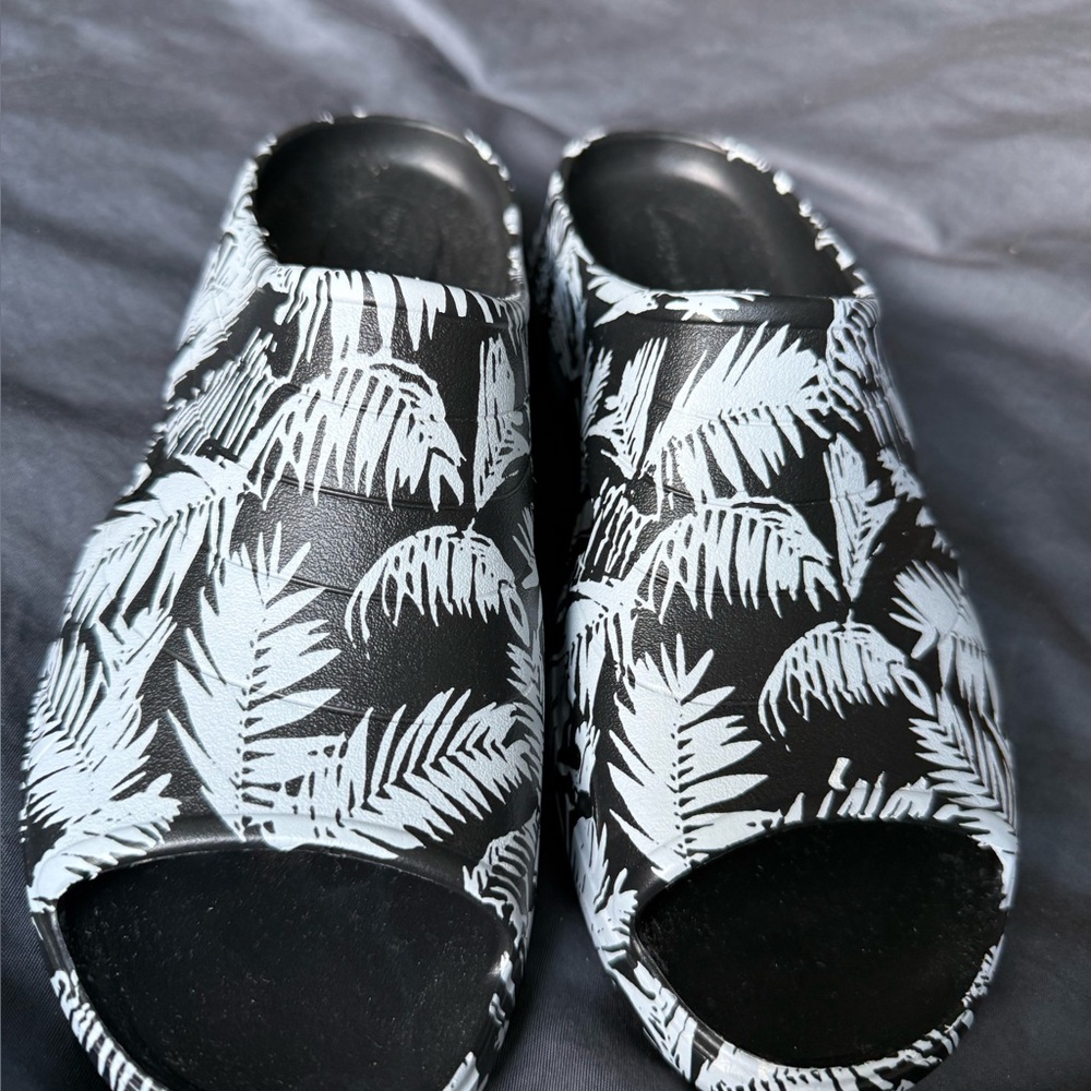 Easy Spirit Black Slide Sandals with White Palm Leaf Print
